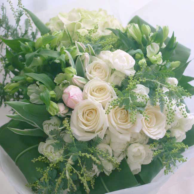 白いバラ・白いチューリップ・白いアルストロメリア・淡いグリーンのアジサイ・ミモザ・
タニワタリを使った花束の写真