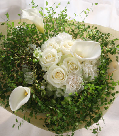 白いバラ・白いカラー・スマイラックスを使った花束の写真
