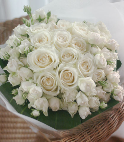 白いバラの花束の写真