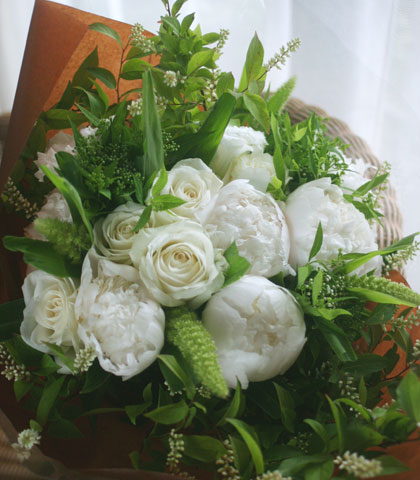 白いバラ・白いシャクヤク・ミモザを使った花束の写真