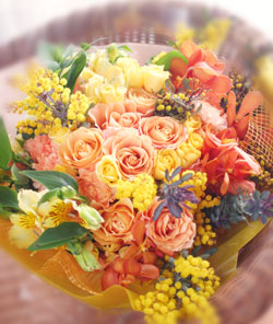 オレンジのバラ・ミモザを使った花束の写真