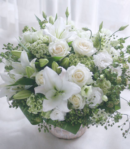 白いバラ・白いユリ・グリーンのケイトウ・野バラの実・タニワタリ